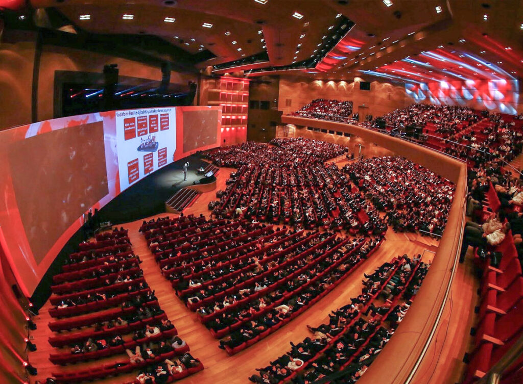 کنسرت دی ماه شادمهر در استانبول - سالن کنگره هالیچ