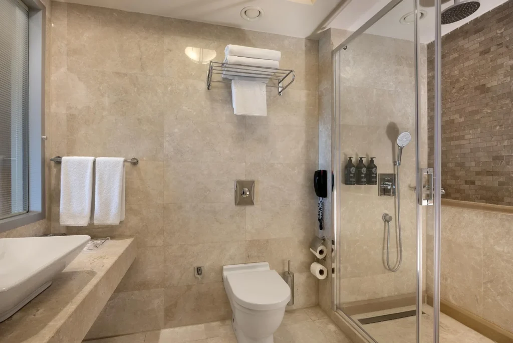 حمامِ اتاقِ سوپریور با دوشِ شیشه‌ای — هتل تایتانیک سیتی تکسیم